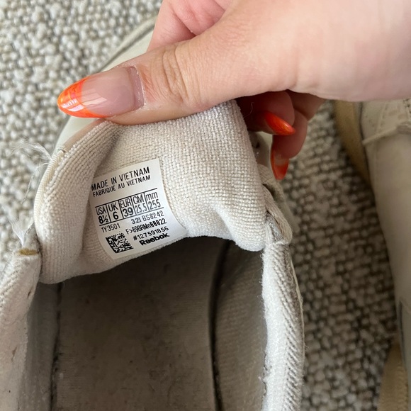 Reebok sneakers size U.S 8.5 - Picture 3 of 6